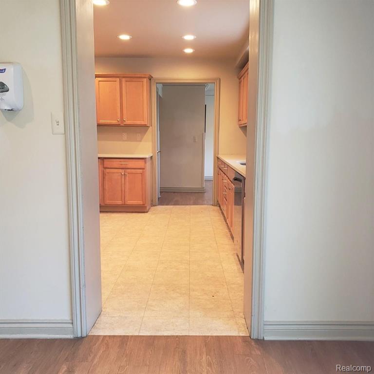 25304 Farmington Road Farmington Hills, MI 48336 - Photo 20 of 62