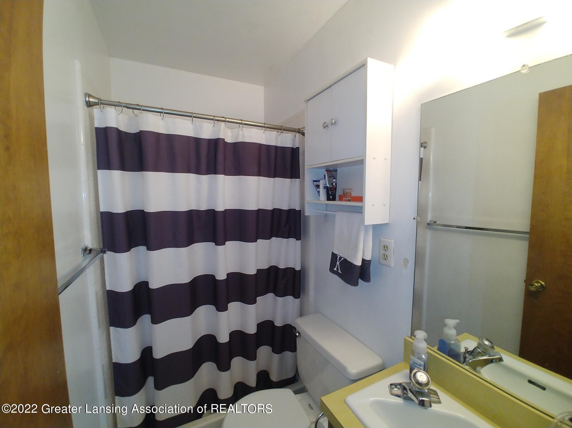 2521 Tecumseh River Road Lansing, MI 48906 - Photo 7 of 23 Master bath