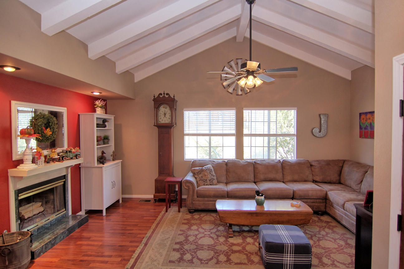 5 Valley Road Oak View, CA 93022 - Photo 5 of 34 4. Living room