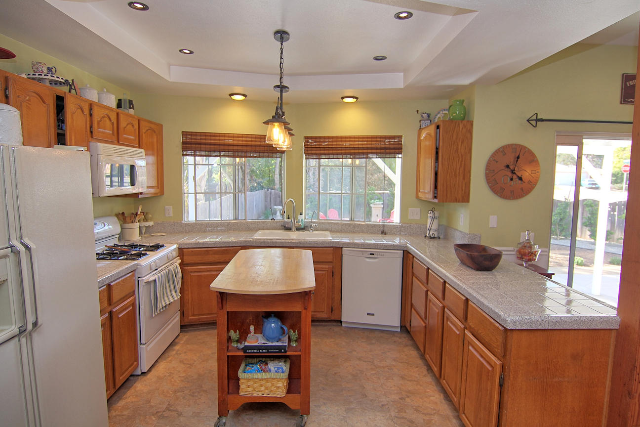5 Valley Road Oak View, CA 93022 - Photo 9 of 34 8. Kitchen