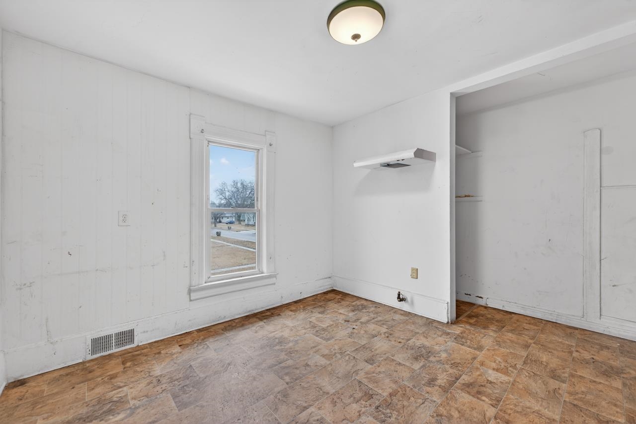 922 Lincoln Avenue Rochelle, IL 61068 - Photo 27 of 46 an empty room with windows