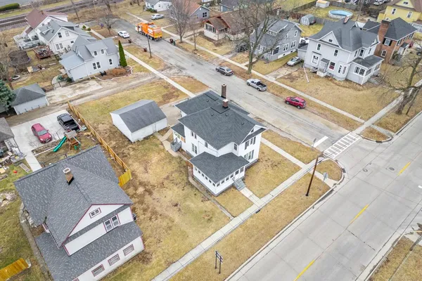 a view of a house with backyard and trees