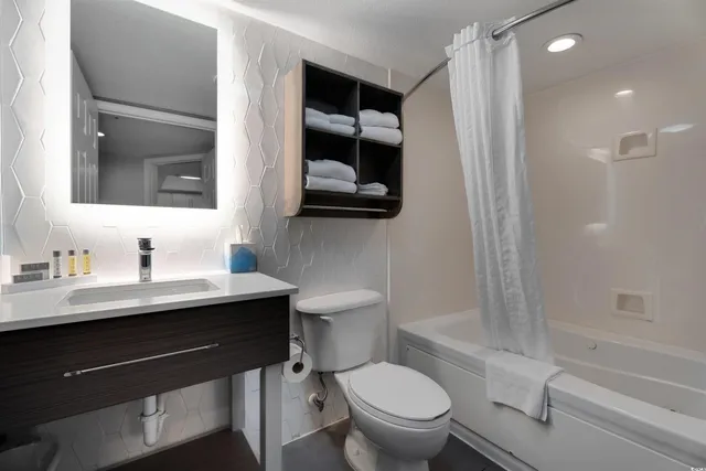 $549,900 | 2006 North Ocean Boulevard, Unit 870, Myrtle Beach, SC 29577