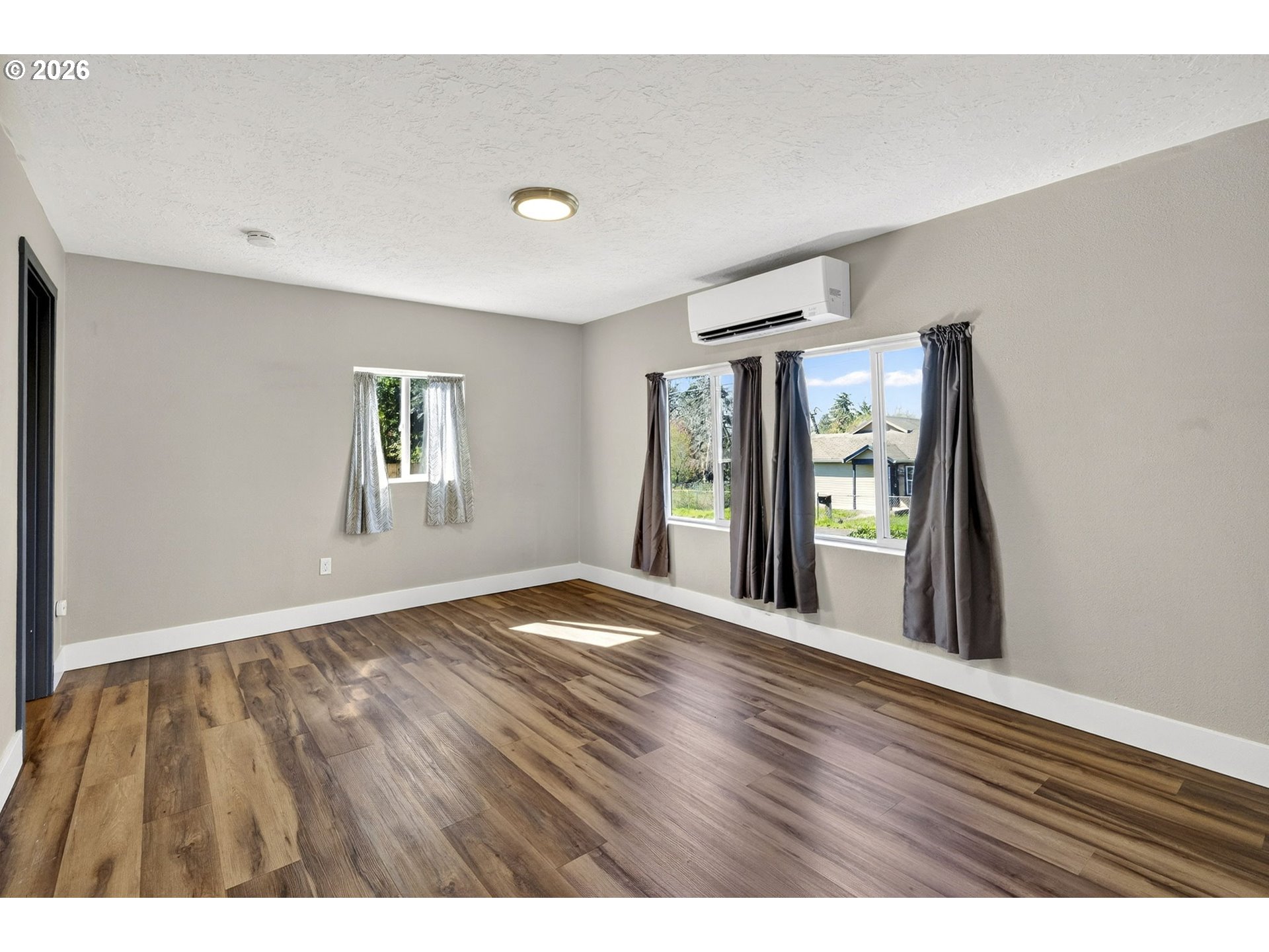 304 Warner Street Oregon City, OR 97045 - Photo 22 of 48 Living Room