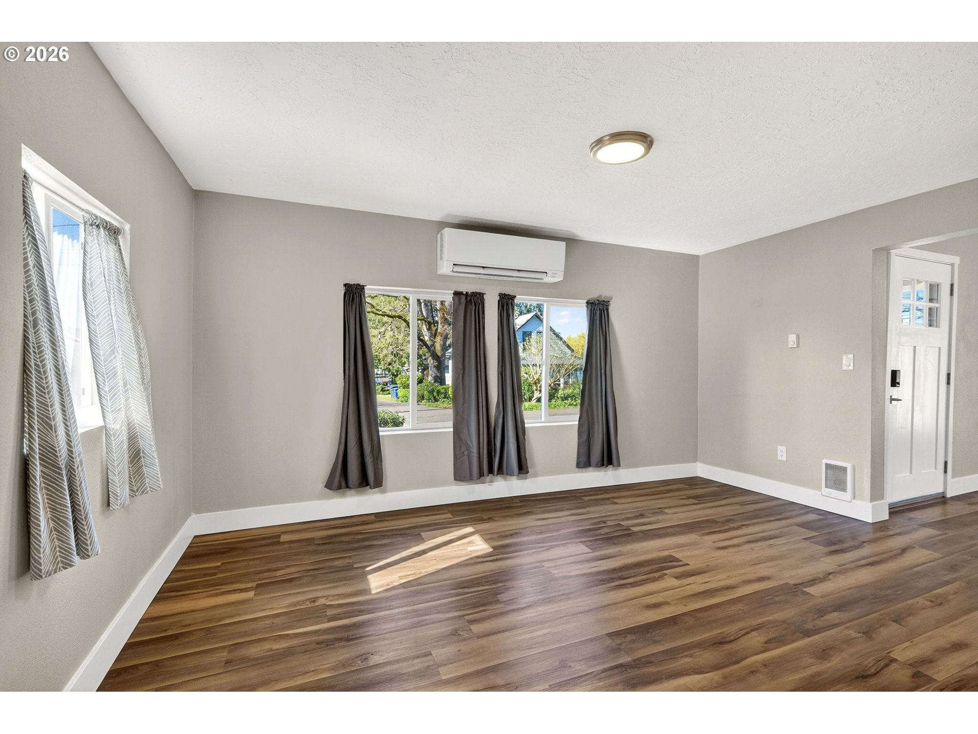 304 Warner Street Oregon City, OR 97045 - Photo 25 of 48 Living Room