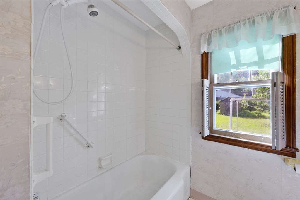 95 Kingsley Street Springfield, MA 01104 - Photo 14 of 29