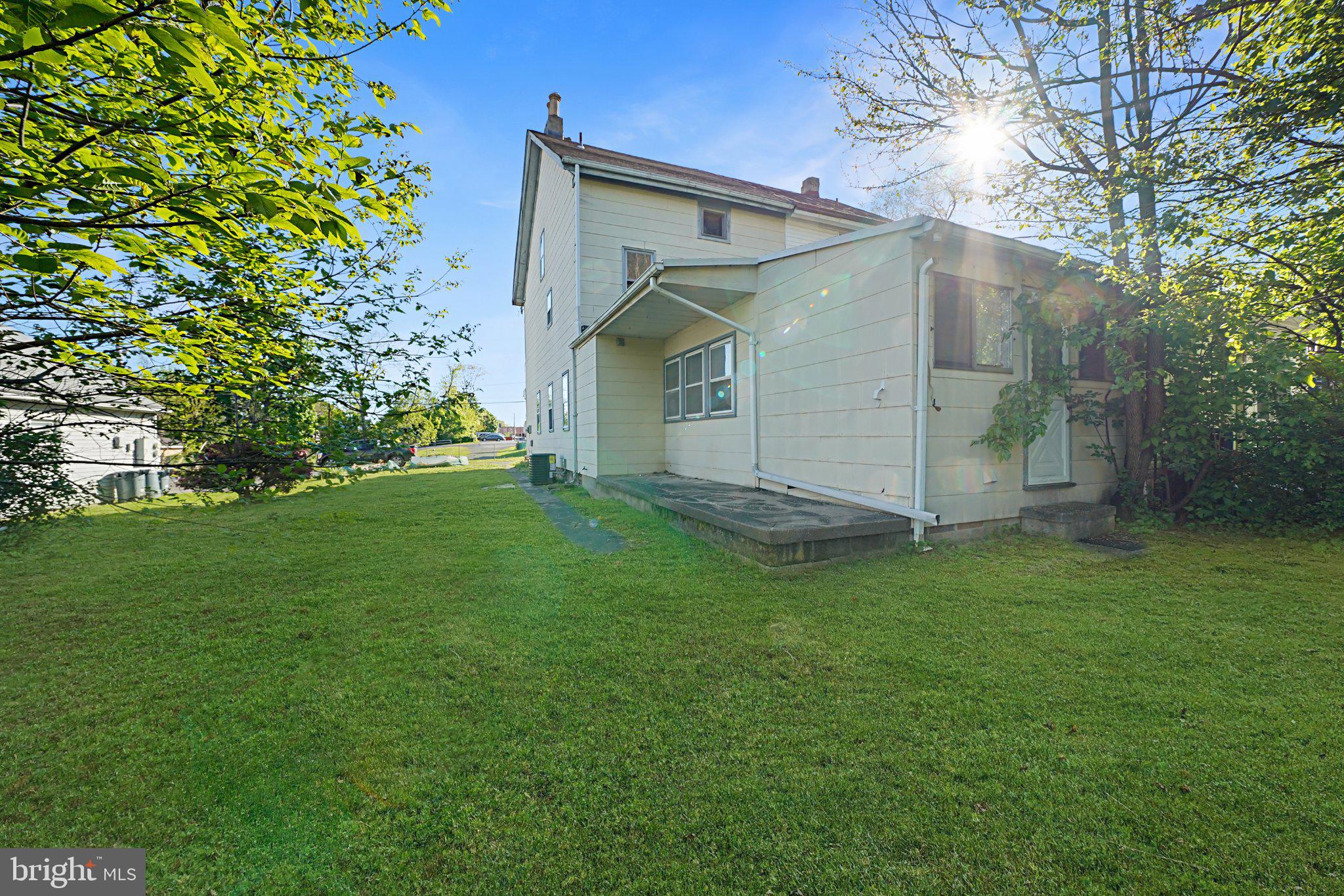 1718 Kohl Street Philadelphia, PA 19115 - Photo 4 of 34 Charming home with lush green yard.