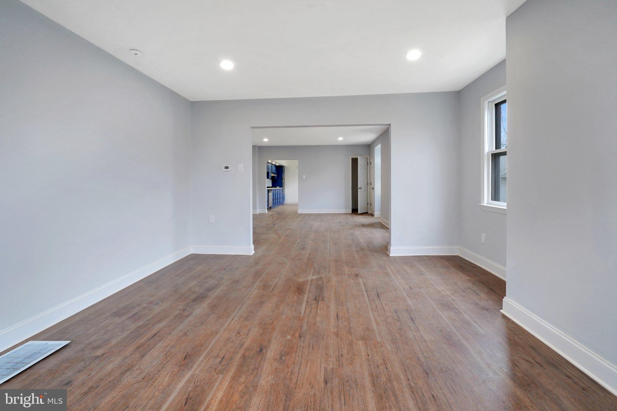 1718 Kohl Street Philadelphia, PA 19115 - Photo 5 of 34 Spacious, light-filled living area.