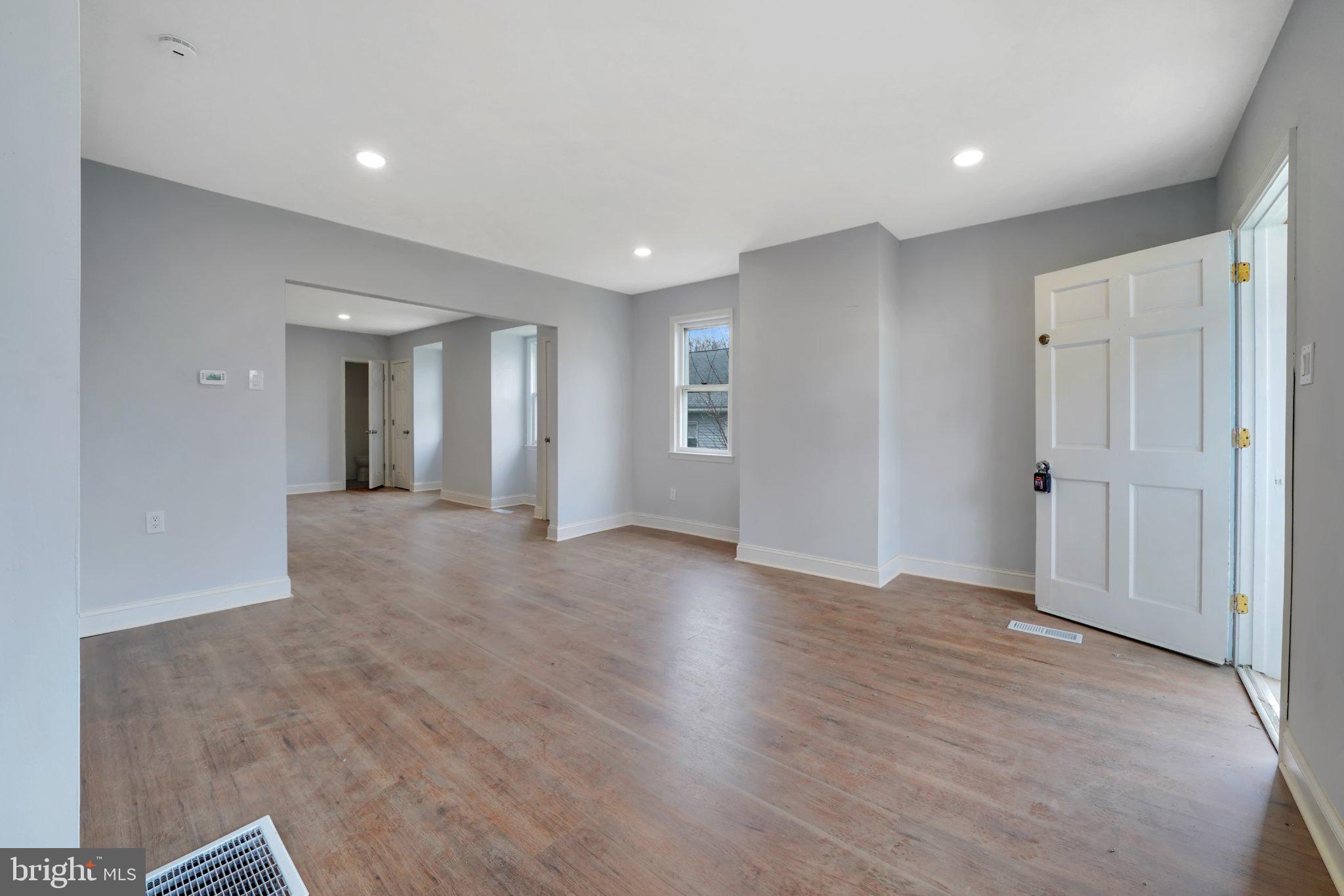 1718 Kohl Street Philadelphia, PA 19115 - Photo 6 of 34 Spacious, light-filled living area.