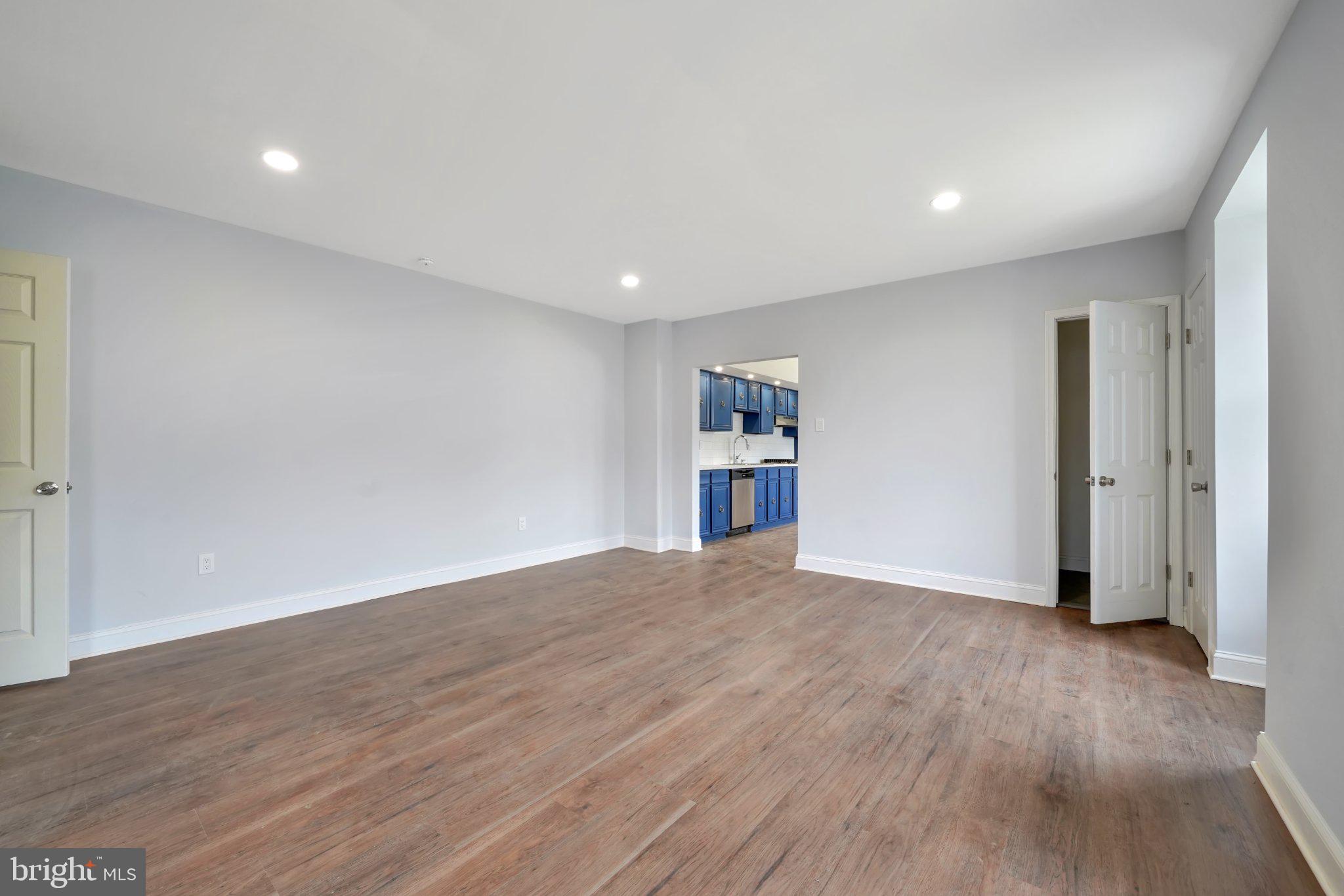 1718 Kohl Street Philadelphia, PA 19115 - Photo 7 of 34 Spacious, light-filled living area.