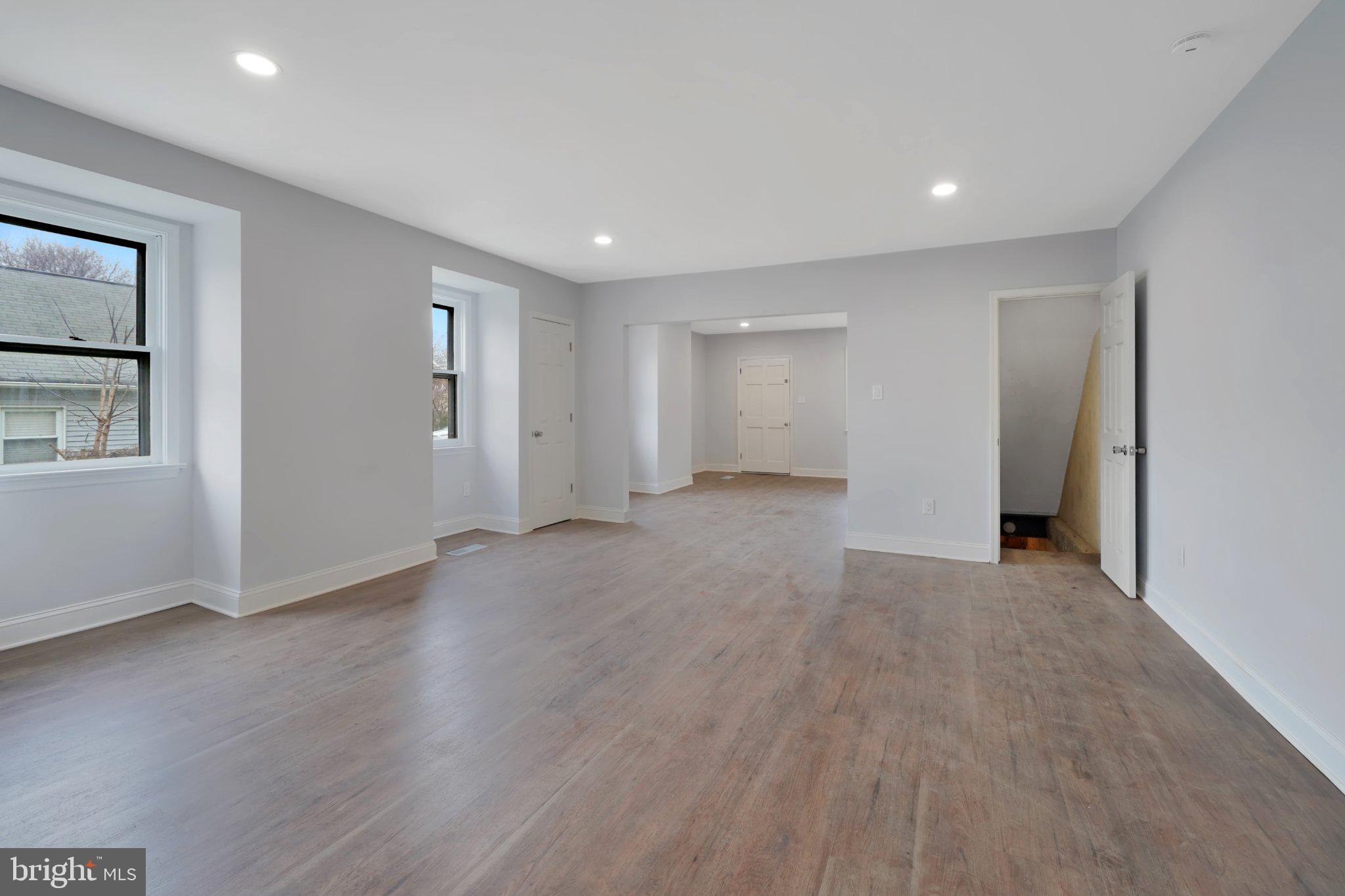 1718 Kohl Street Philadelphia, PA 19115 - Photo 8 of 34 Spacious, light-filled living area.