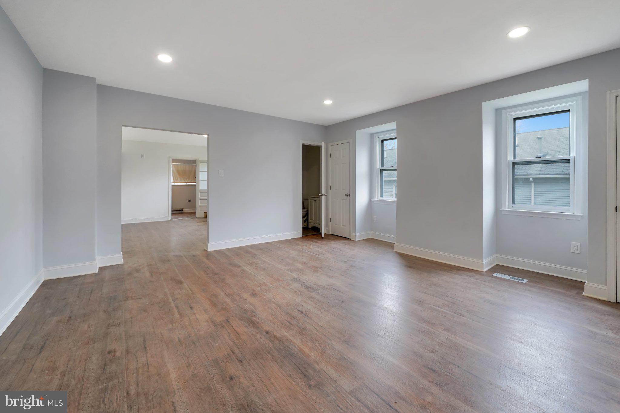 1718 Kohl Street Philadelphia, PA 19115 - Photo 9 of 34 Spacious, light-filled living area.