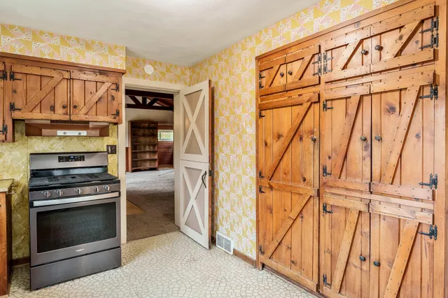 $185,000 | 415 South Blackhawk Boulevard, Rockton, IL 61072