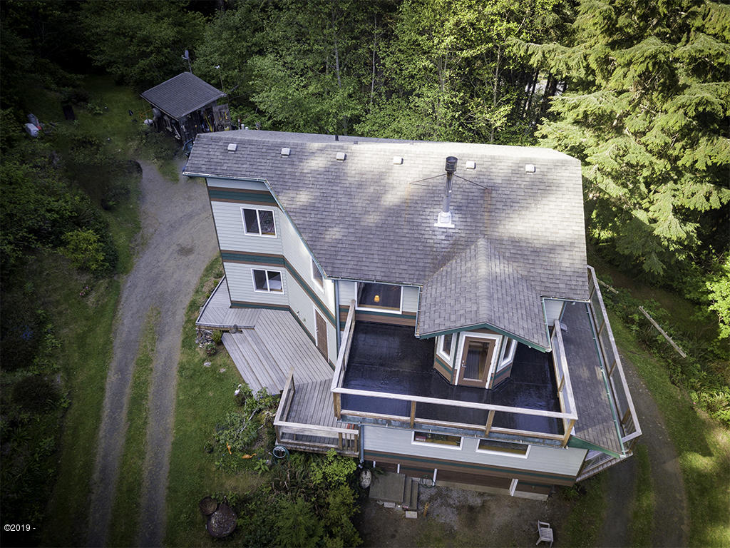 122 Reeves Circle Yachats, OR 97498 - Photo 25 of 40 Master BR deck riel