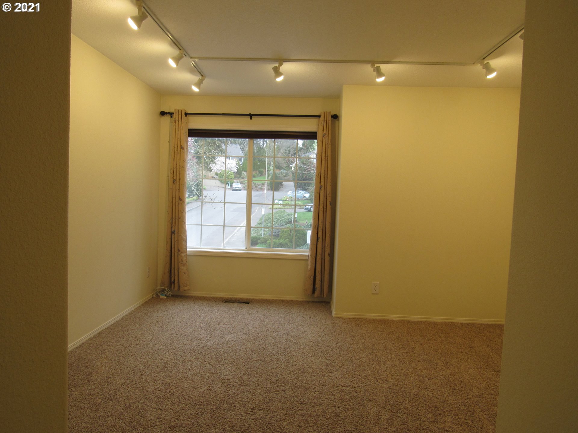 5934 Southwest Kruse Ridge Drive Portland, OR 97219 - Photo 28 of 32 Bedroom