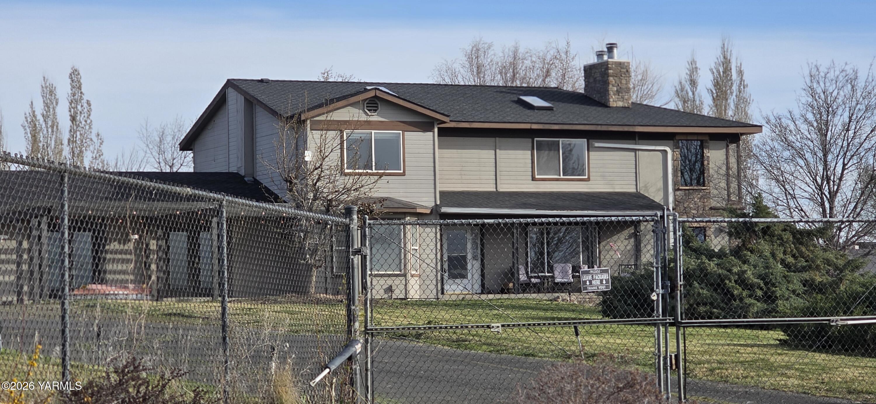 8601 Scenic Drive Yakima, WA 98908 - Photo 43 of 52 a front view of a house with garden
