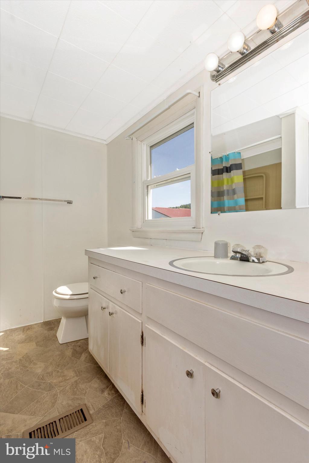 13634 Glissans Mill Road Mount Airy, MD 21771 - Photo 35 of 49 Upper Level Full Bath