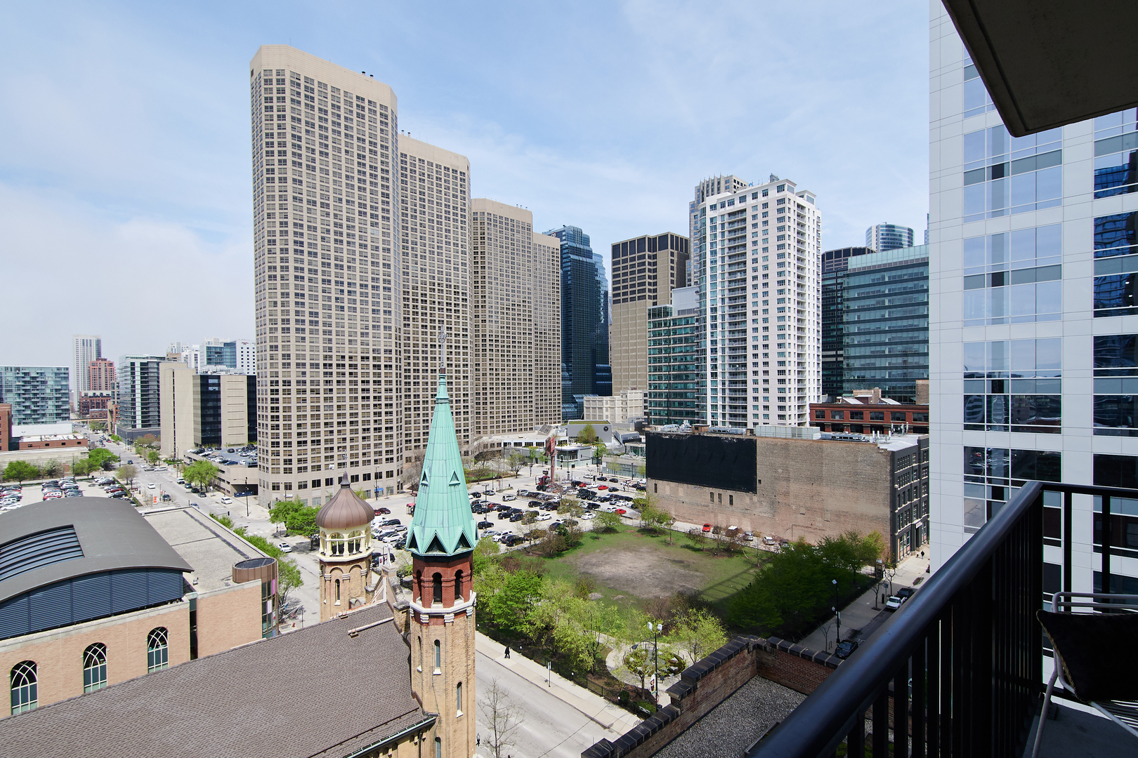 210 South Desplaines Street, Unit 1003 Chicago, IL 60661 - Photo 20 of 27 a picture of city view