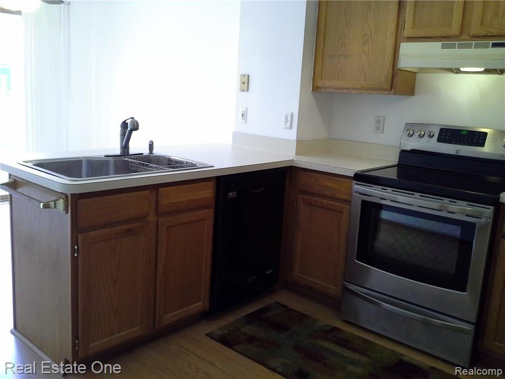 2577 South Commerce Road, Unit 11 Wolverine Lake, MI 48390 - Photo 6 of 57