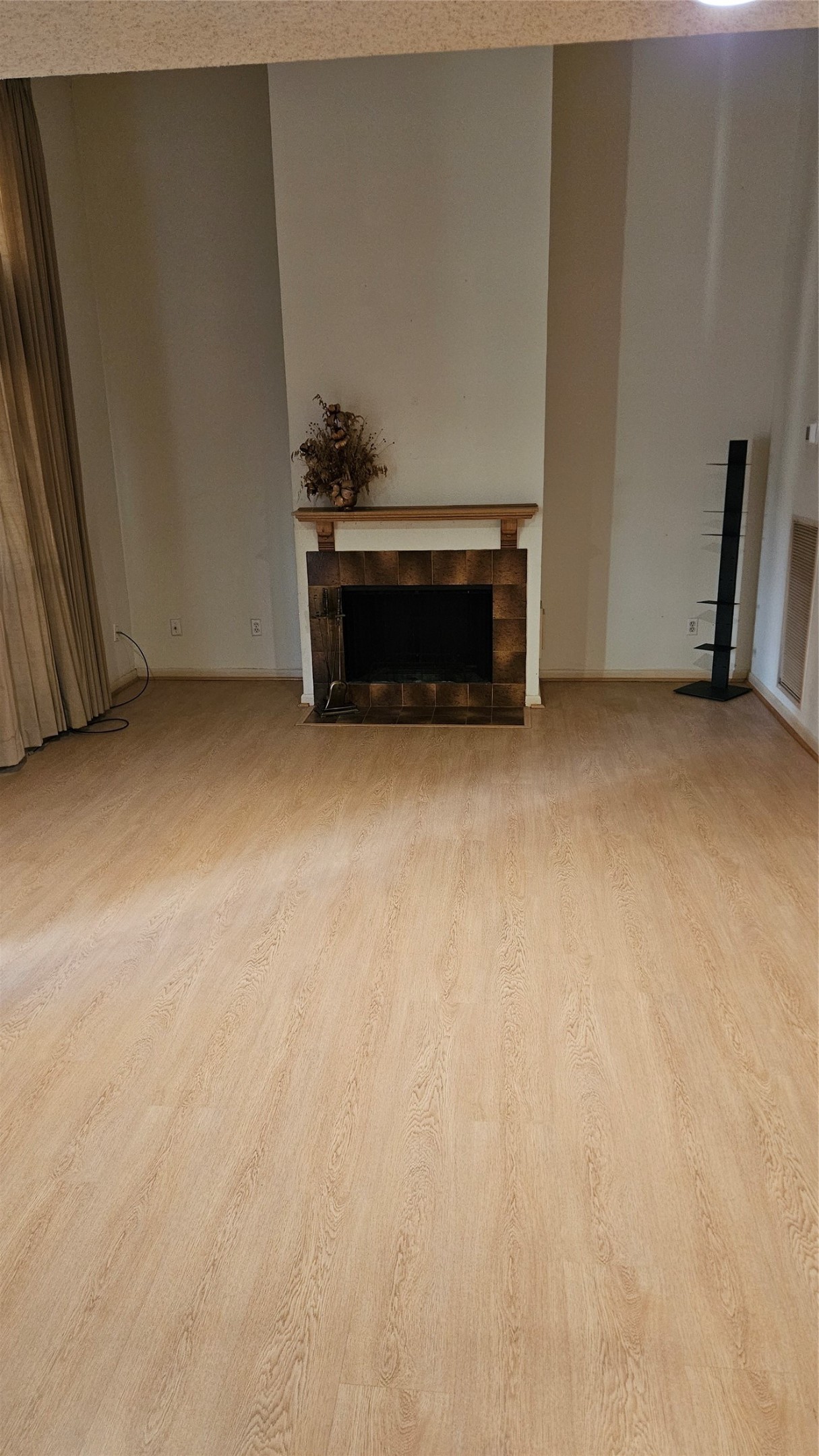 5607 Innsbruck Street Bellaire, TX 77401 - Photo 5 of 11 a view of an empty room with a fireplace