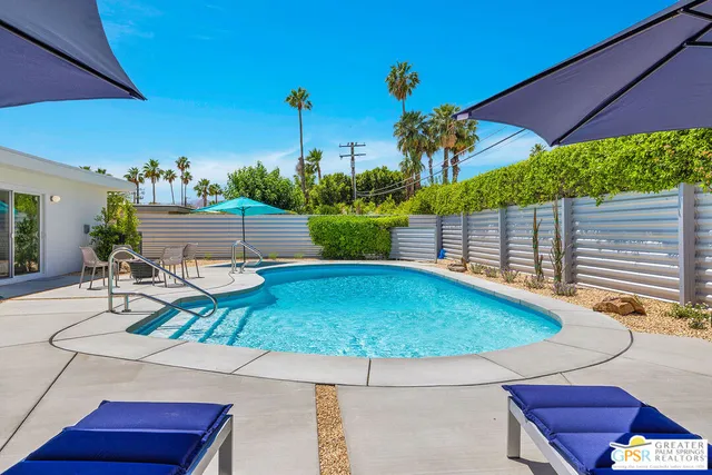 a view of a backyard