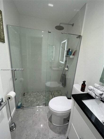 112 Fox Road, Unit 250 Hollywood, FL 33024 - Photo 16 of 28 Second bathroom