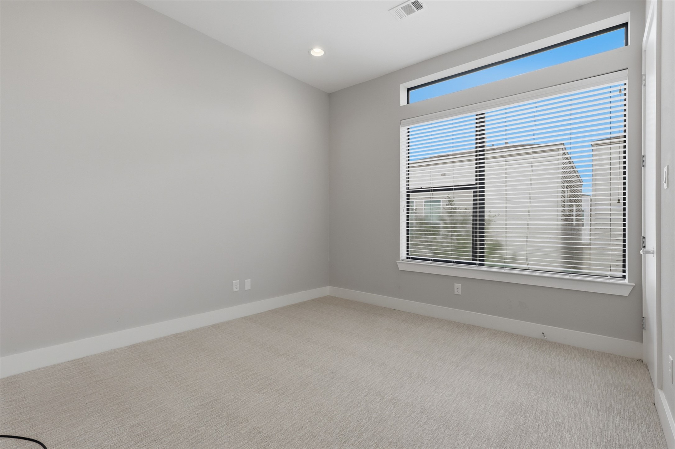614 Thornton Road, Unit D Houston, TX 77018 - Photo 19 of 32 The third bedroom features expansive windows, a walk-in closet, and ample room for a complete furniture arrangement.