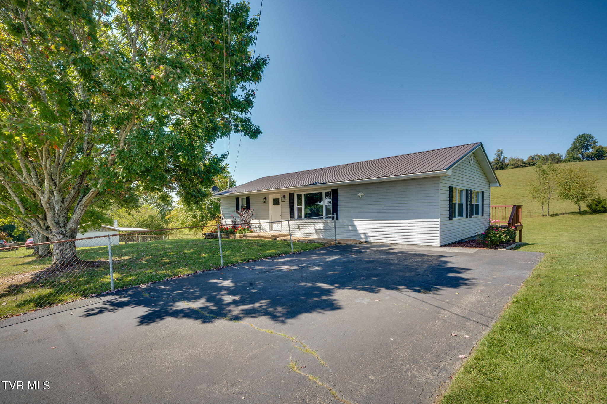 332 Deerlick Road Piney Flats, TN 37686 - Photo 23 of 36 003