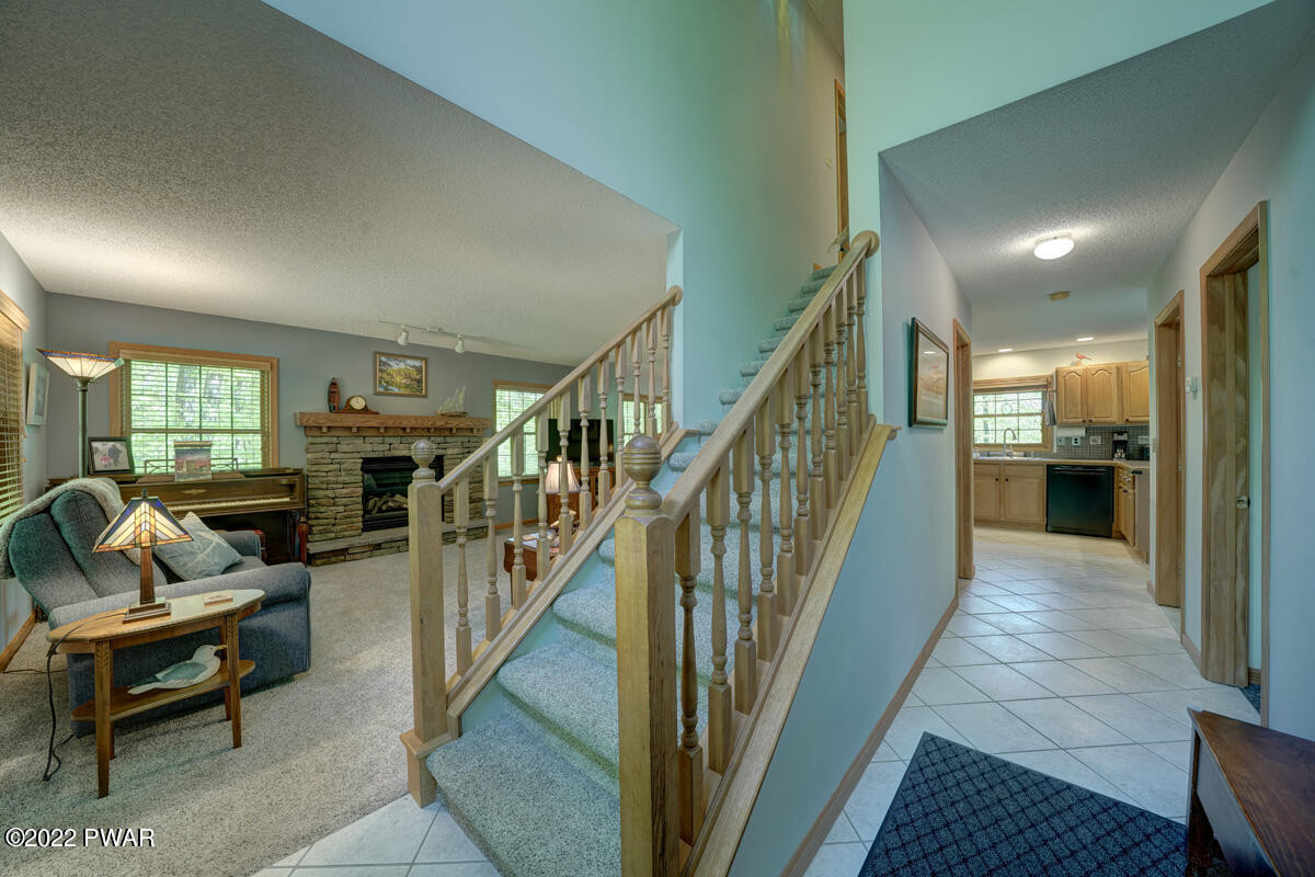 151 Timber Ridge Circle Greentown, PA 18426 - Photo 3 of 35 Entry