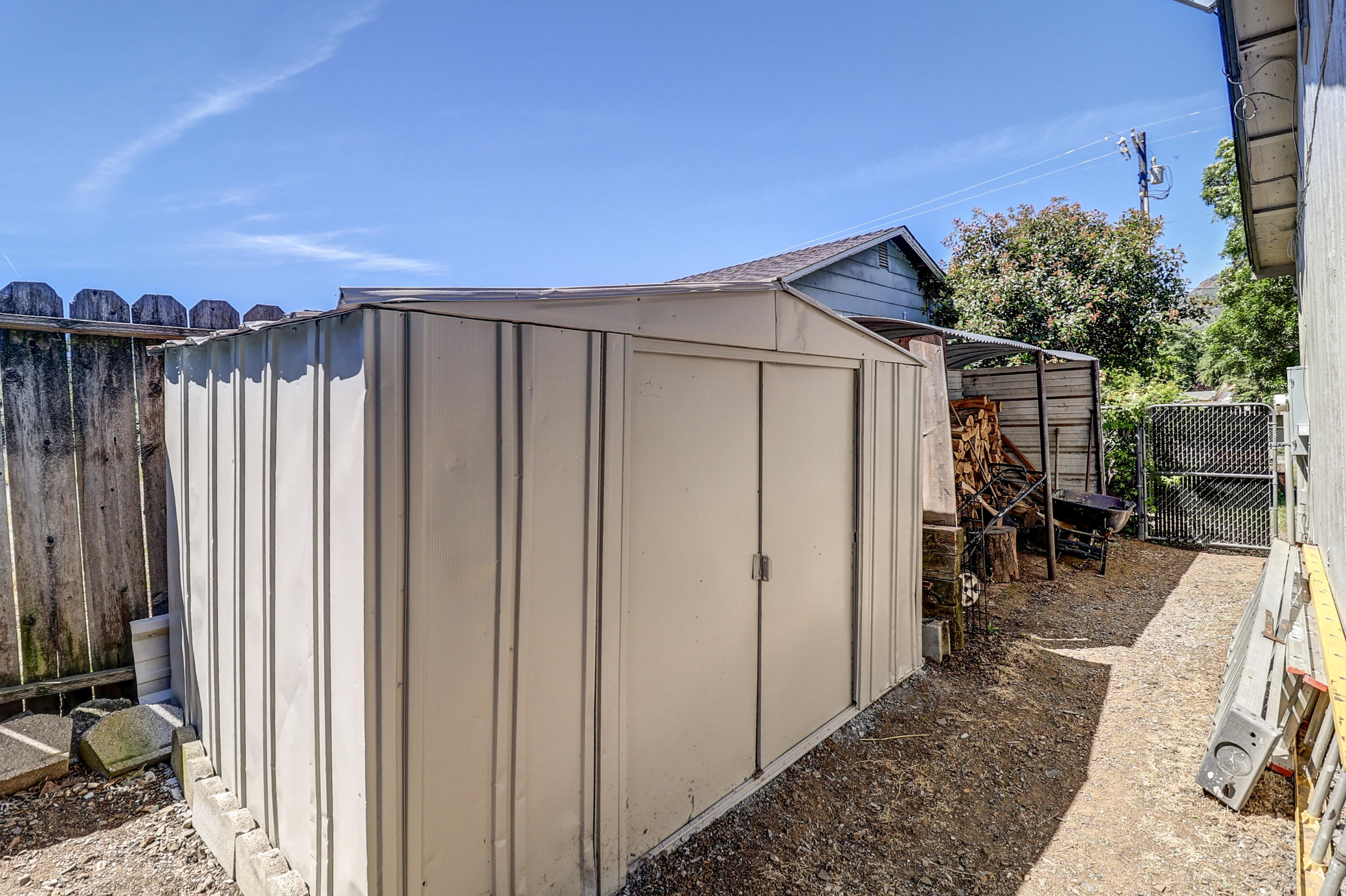 14851 Ravine Road Redding, CA 96003 - Photo 29 of 32 Side Yard