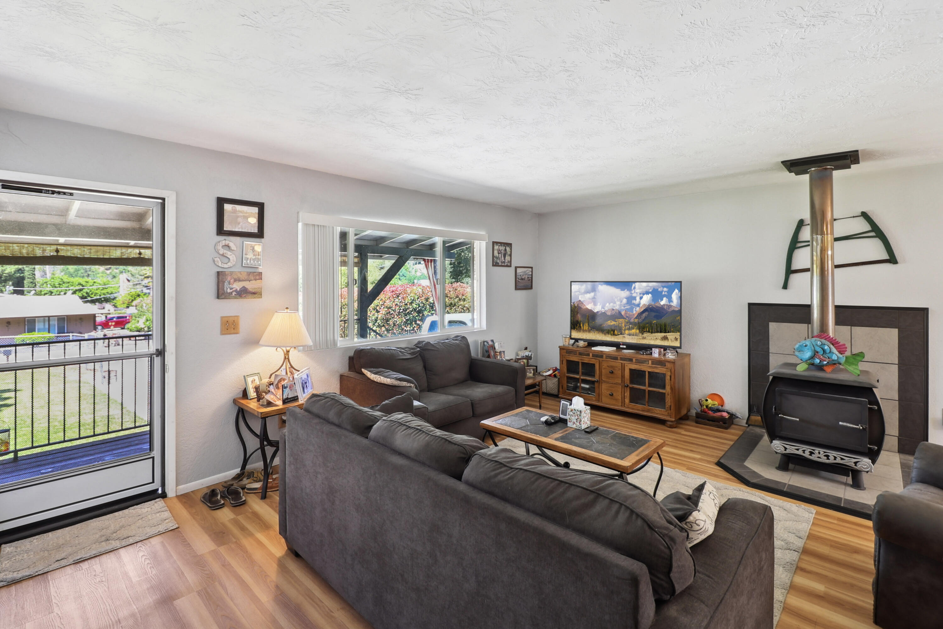 14851 Ravine Road Redding, CA 96003 - Photo 7 of 32 Living Room