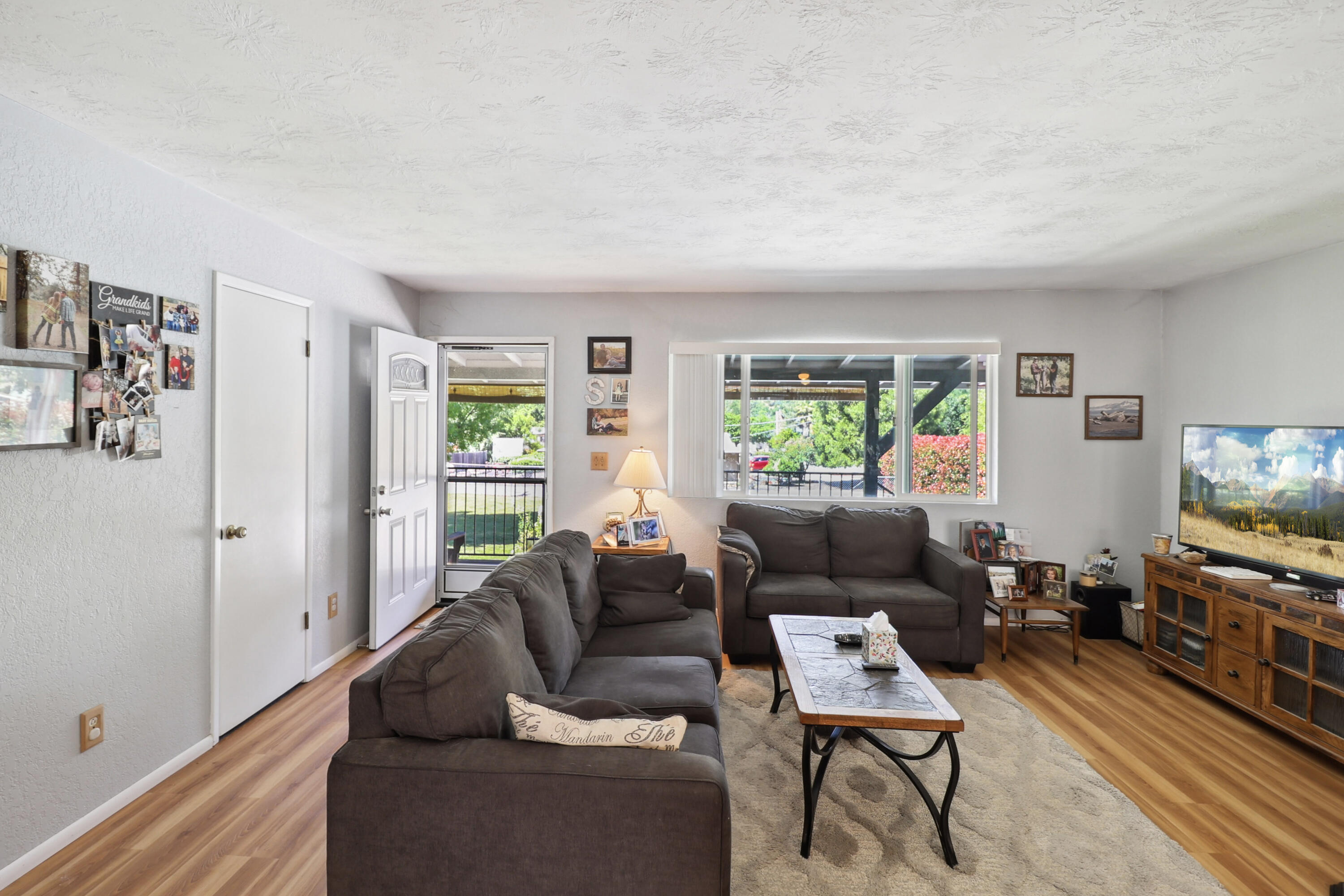 14851 Ravine Road Redding, CA 96003 - Photo 8 of 32 Living Room
