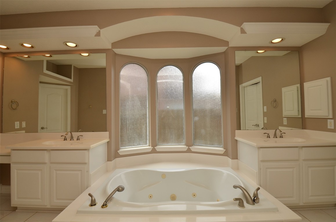 22018 Rustic Shores Lane Katy, TX 77450 - Photo 26 of 50 Oversized Bathtub in Primary