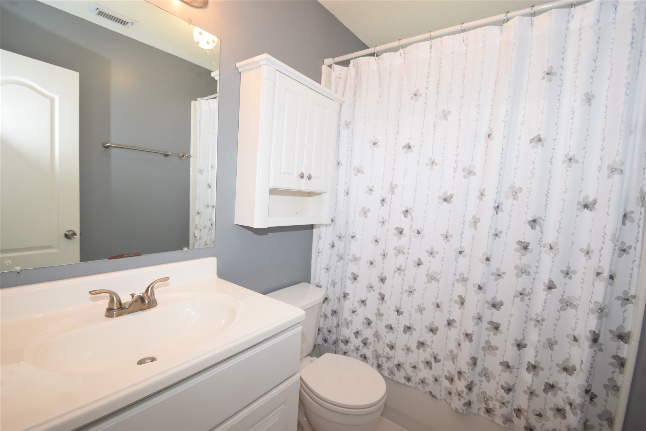 22018 Rustic Shores Lane Katy, TX 77450 - Photo 38 of 46 Full bath upstairs with a tub/shower.