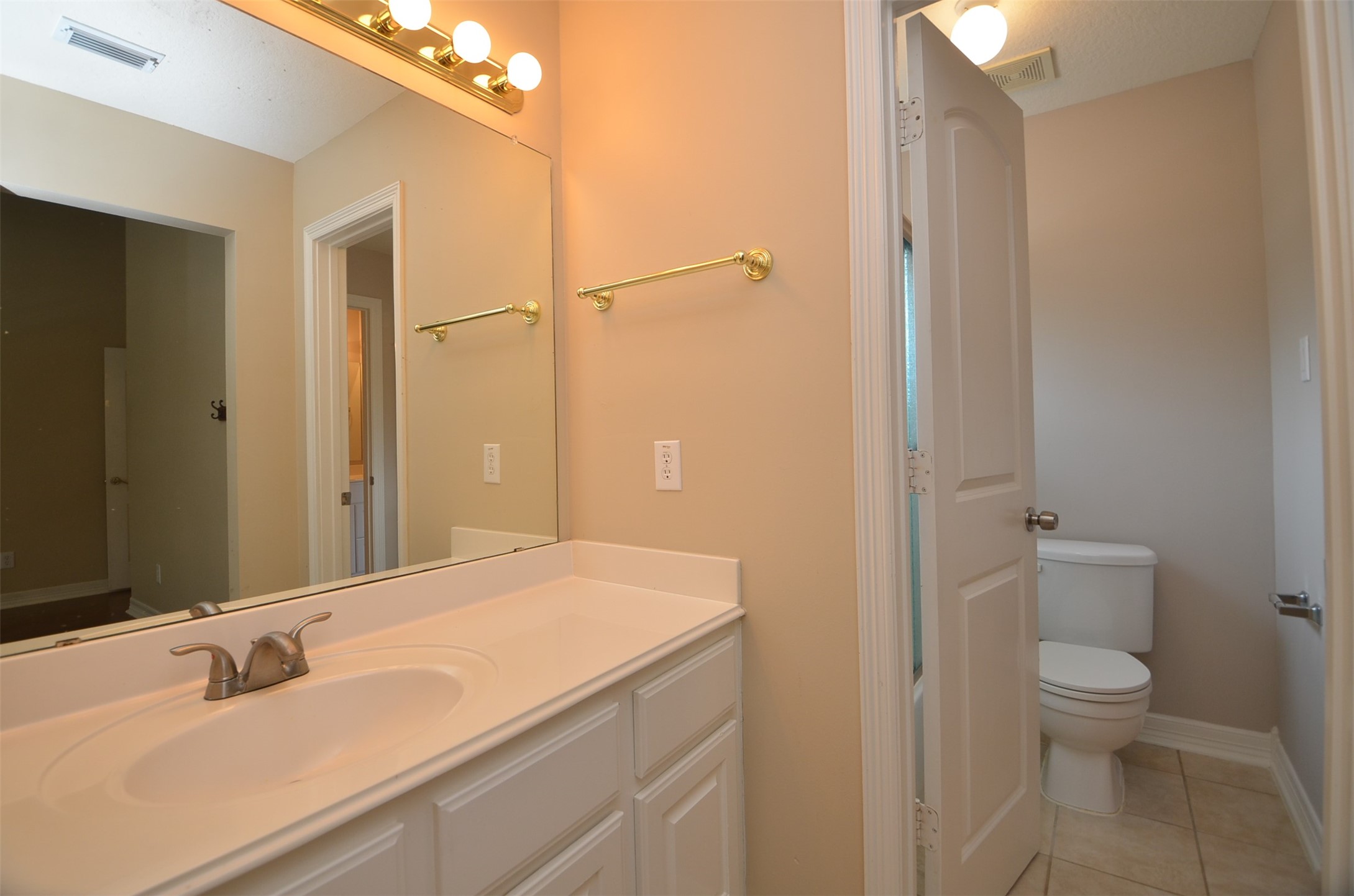 22018 Rustic Shores Lane Katy, TX 77450 - Photo 43 of 50 Another view of the Jack & Jill Bathrooms