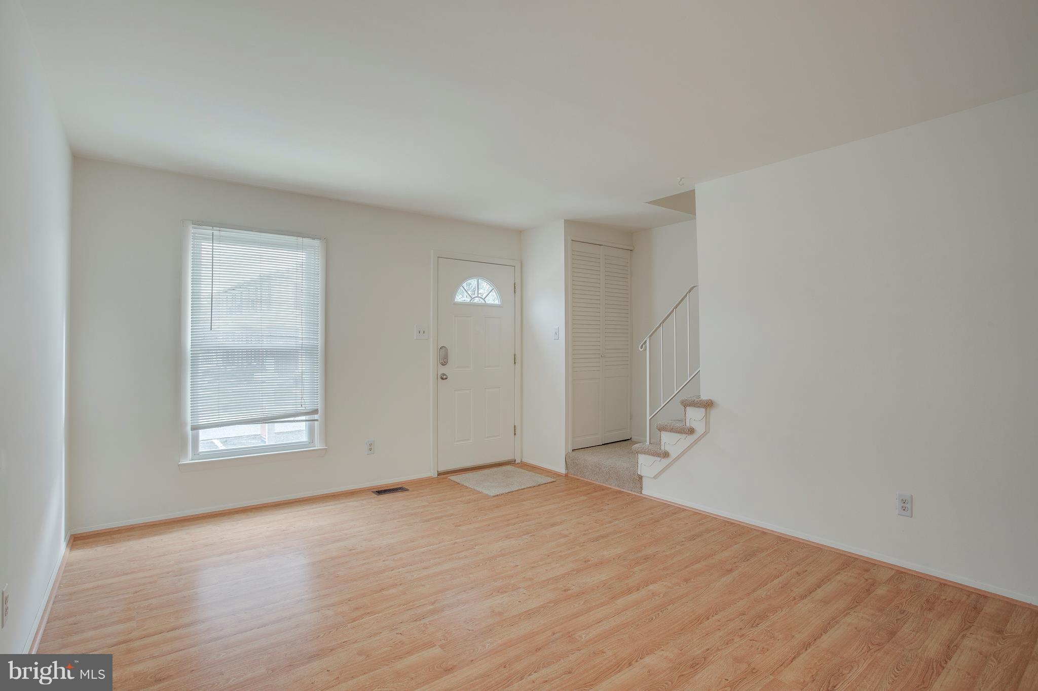 Bright and neutral entrance