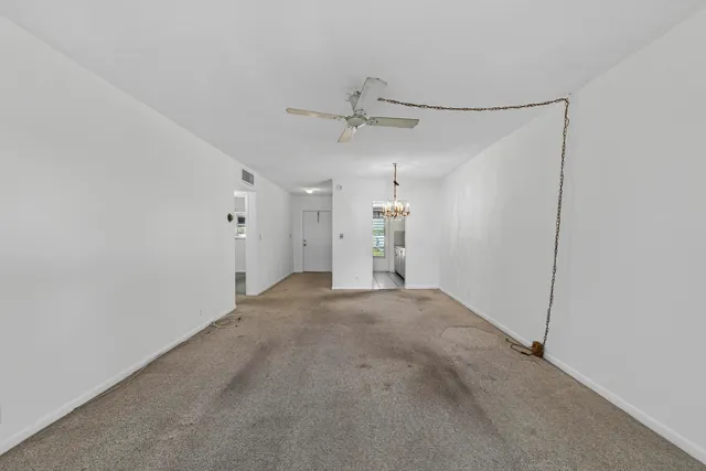 a view of empty room with a ceiling fan