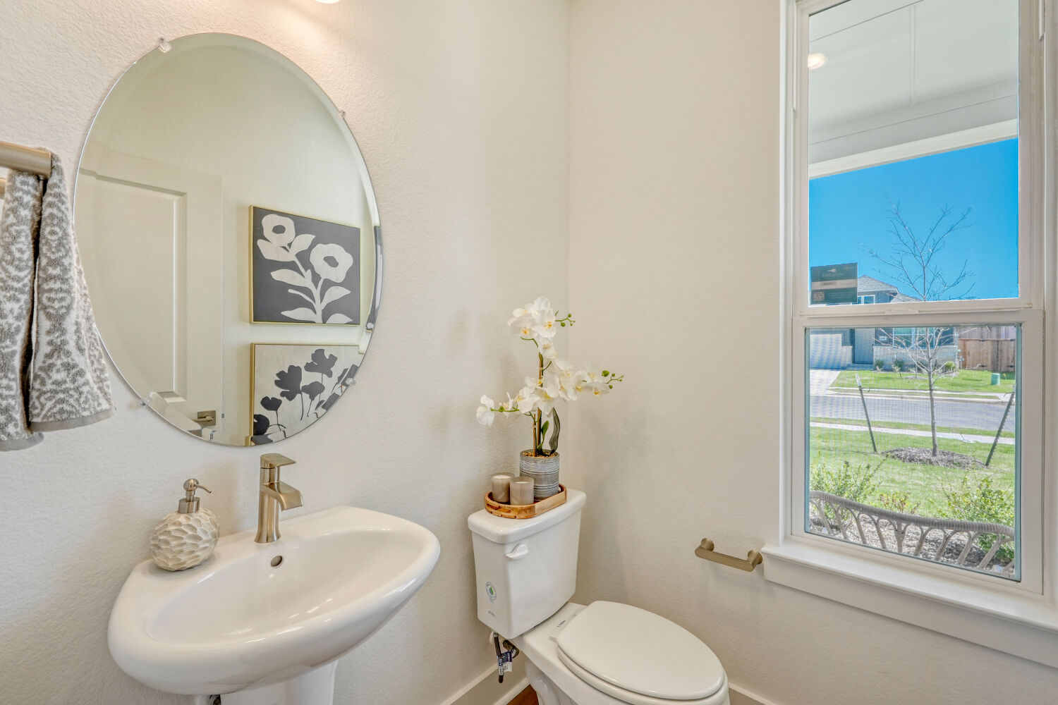 141 Sincere Drive Kyle, TX 78640 - Photo 14 of 23 a bathroom with a toilet sink and mirror