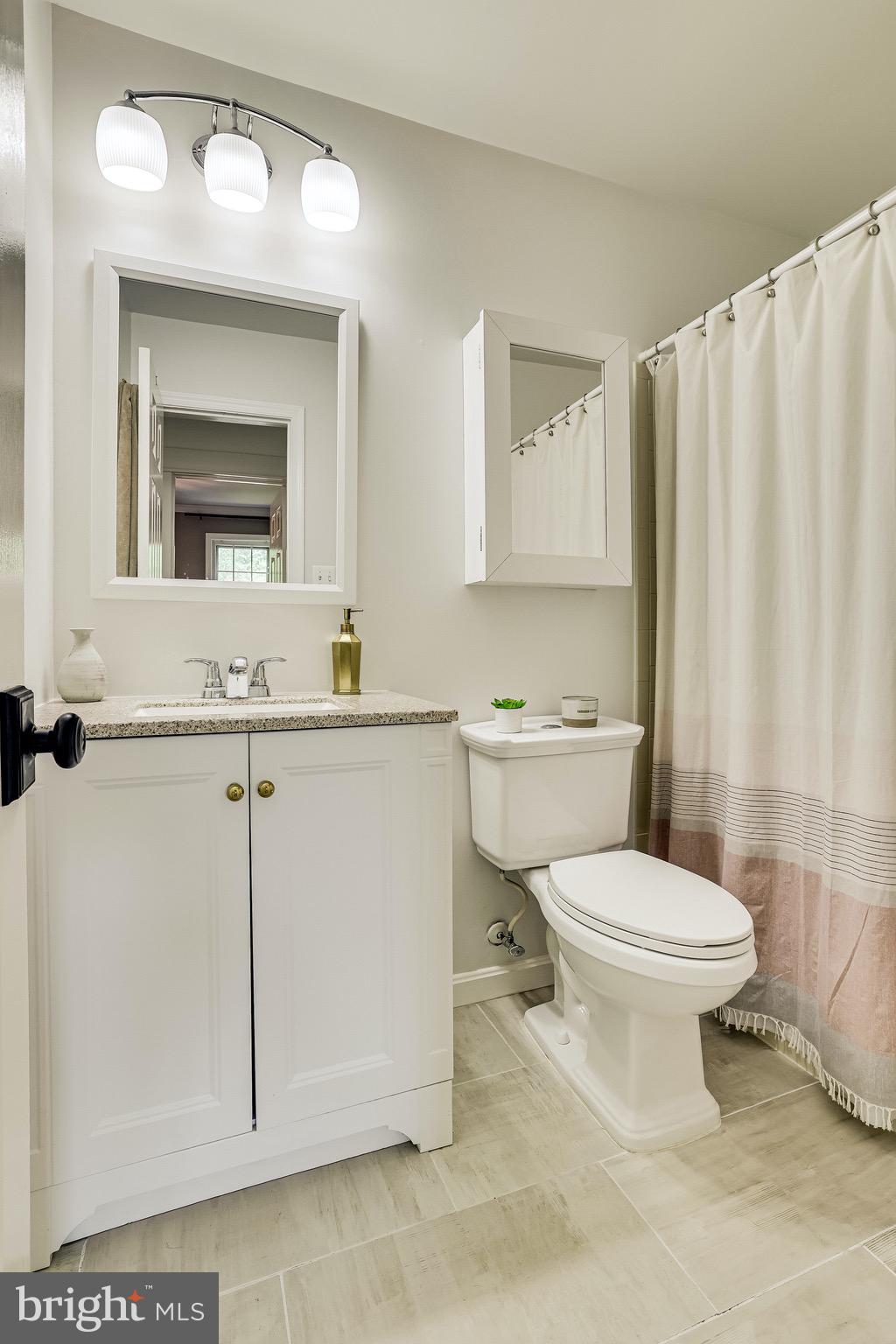 11696 Stockbridge Lane Reston, VA 20194 - Photo 40 of 76 upper level full hall bathroom (shower & tub)