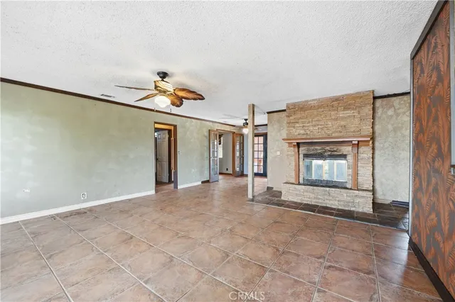 a view of an entryway with livingroom