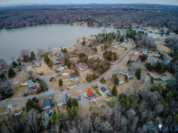 $335,000 | 515 South Lakeshore Drive, Louisa, VA 23093