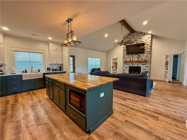 $800,000 | 21017 South Ratner Road, Overbrook, KS 66524