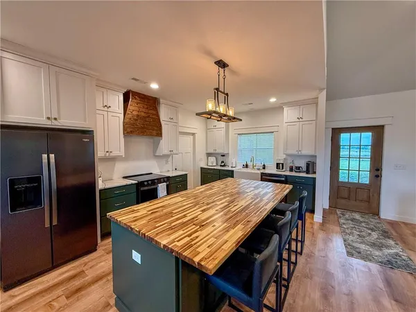 $800,000 | 21017 South Ratner Road, Overbrook, KS 66524