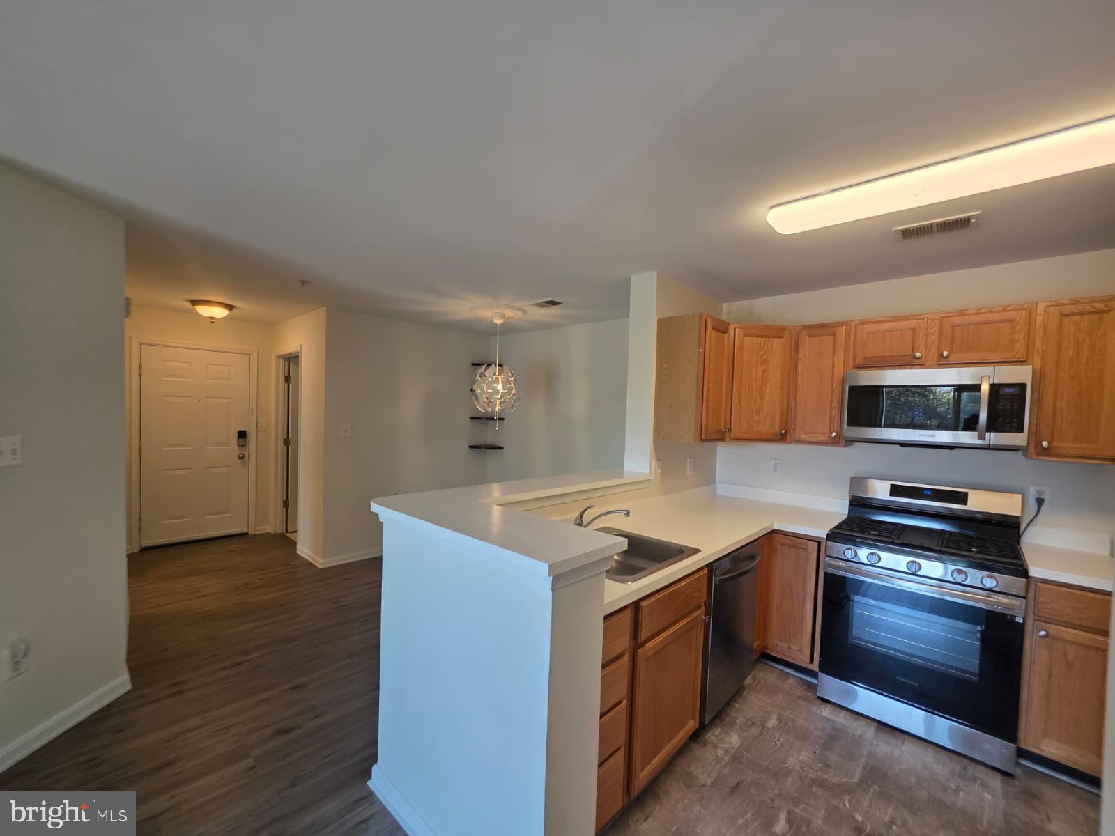 1055 Gardenview Loop, Unit 304 Woodbridge, VA 22191 - Photo 56 of 70 a kitchen that has a sink and a stove in it
