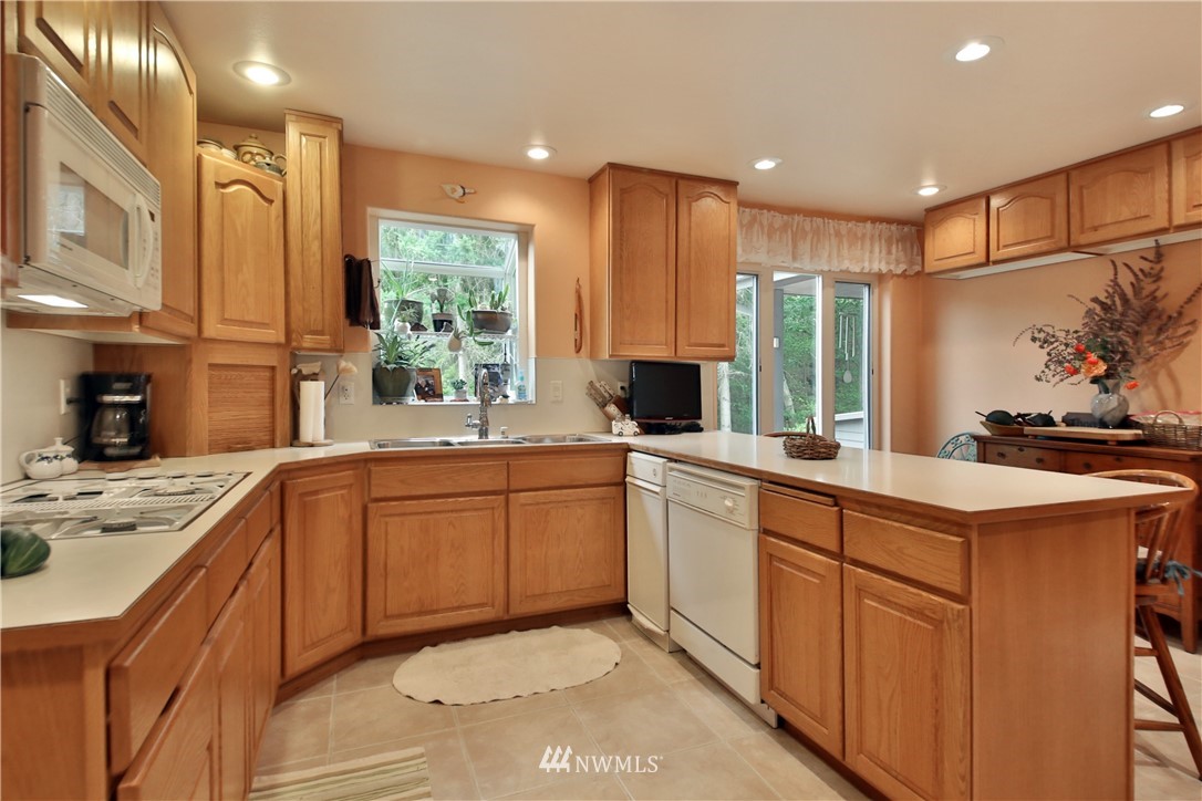 4081 Springwater Lane Clinton, WA 98236 - Photo 12 of 25 Gallery Image 12