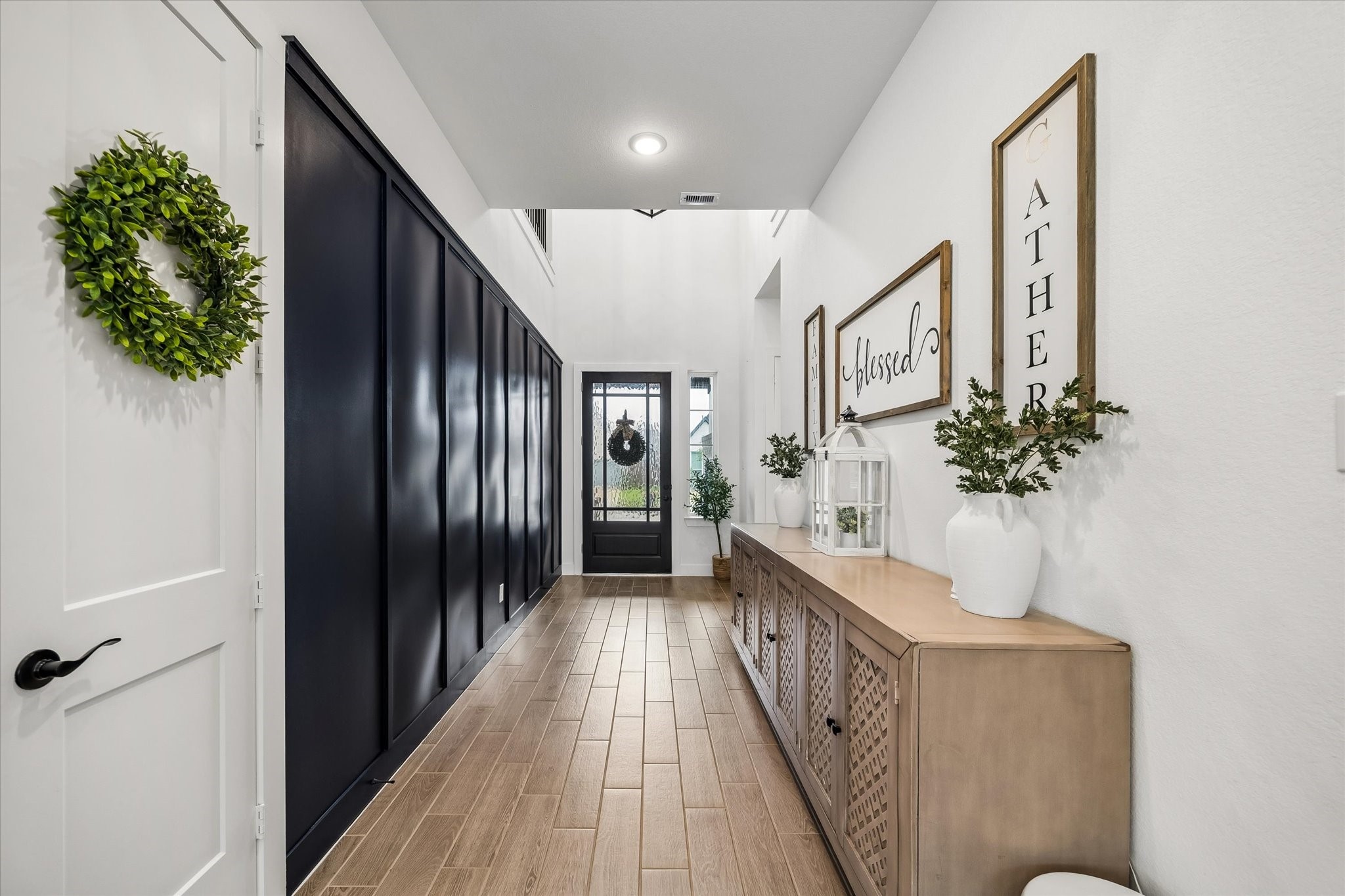 323 Blue River Trail Rosenberg, TX 77471 - Photo 3 of 28 GORGEOUS ACCENT WALL IN YOUR ENTRYWAY MAKES COMING HOME A TREAT!