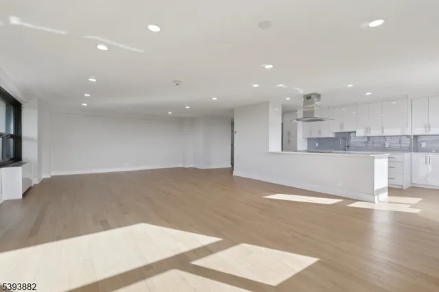 $869,000 | 2 Claridge Drive, Unit 5CW, Verona, NJ 07044