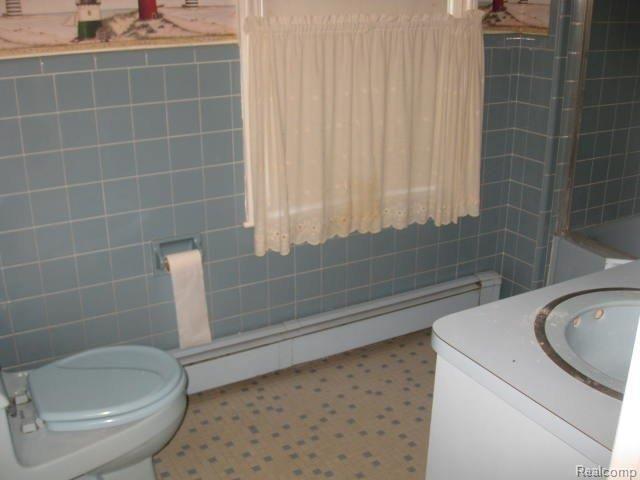 262 Lewiston Road Grosse Pointe, MI 48236 - Photo 15 of 17 Bathroom