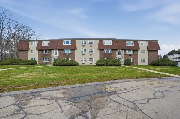 $2,200 | 180 Main Street, Unit B34, Bridgewater, MA 02324