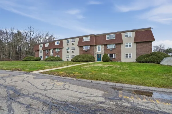 $2,200 | 180 Main Street, Unit B34, Bridgewater, MA 02324